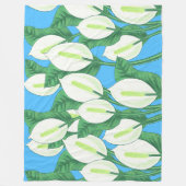 青い背景に白い平和淡い色ののユリ フリースブランケット (正面)
