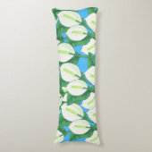 青い背景に白い平和淡い色ののユリ ボディピロー (正面縦)