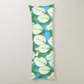 青い背景に白い平和淡い色ののユリ ボディピロー (裏面 (縦))