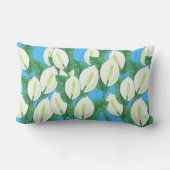 青い背景に白い平和淡い色ののユリ ランバークッション (裏面)