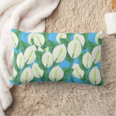 青い背景に白い平和淡い色ののユリ ランバークッション (ブランケット)