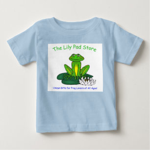 青い背景に白抜きのスイレンの葉の上のカエルの赤ちゃんTシャツ ベビーTシャツ