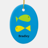 青い背景に緑と黄色の魚がかわいい セラミックオーナメント (正面)