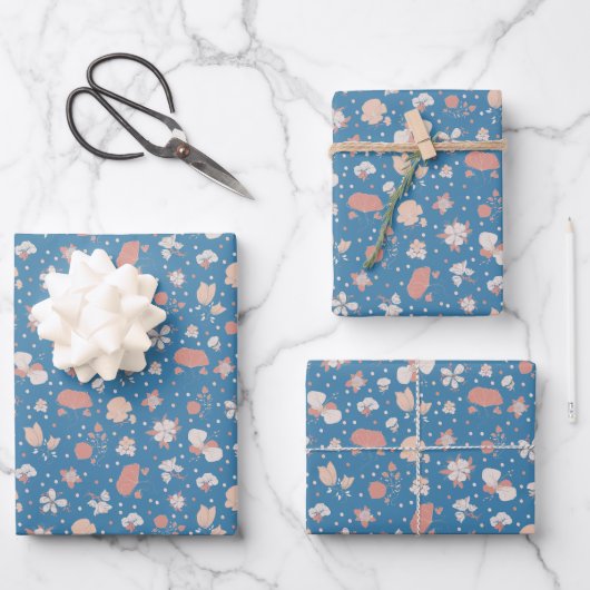 青い背景に花のスケッチ ラッピングペーパーシート (正面)