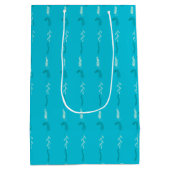 青い背景に花の落書き ミディアムペーパーバッグ (裏面)