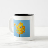 青い背景に黄色とオレンジの水仙 ツートーンマグカップ (正面左)