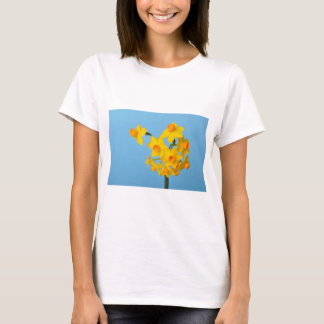 青い背景に黄色とオレンジの水仙 Tシャツ