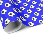 青い背景に黒と白のサッカーボール ラッピングペーパー (ロールコーナー)