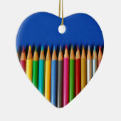 青い背景のカラフルな鉛筆のクレヨン セラミックオーナメント (右)