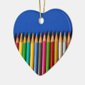 青い背景のカラフルな鉛筆のクレヨン セラミックオーナメント (左)