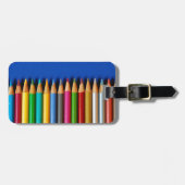 青い背景のカラフルな鉛筆のクレヨン ラゲッジタグ (正面横)