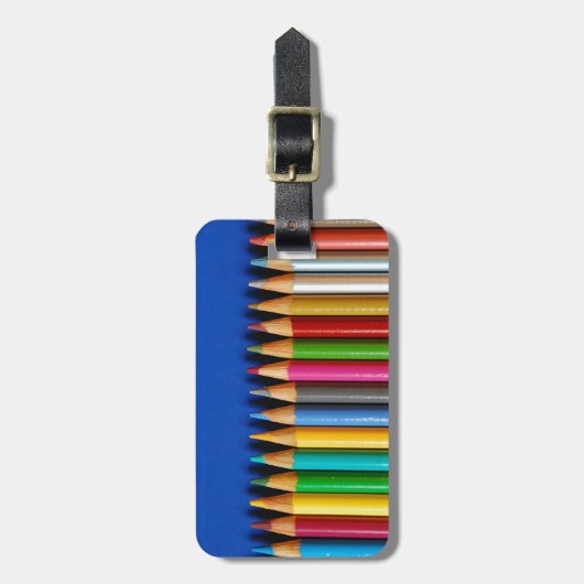 青い背景のカラフルな鉛筆のクレヨン ラゲッジタグ (正面縦)