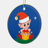 青い背景のキュートなクリスマスエルフと星 セラミックオーナメント (左)