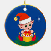 青い背景のキュートなクリスマスエルフと星 セラミックオーナメント (裏面)