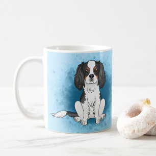 青い背景のトライカラーキャバリア・キング・チャールズ・スパニエル犬 コーヒーマグカップ
