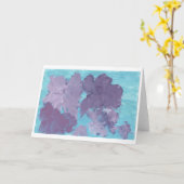 青い背景のノートカードに紫の花 カード (黄色い花)