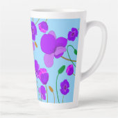 青い背景のパッ淡い色のバーポピー薄紫 カフェラテマグ (右)