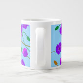 青い背景のパッ淡い色のバーポピー薄紫 ジャンボコーヒーマグカップ (裏面)