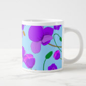 青い背景のパッ淡い色のバーポピー薄紫 ジャンボコーヒーマグカップ (右)