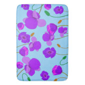 青い背景のパッ淡い色のバーポピー薄紫 バスマット (正面縦)