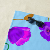 青い背景のパッ淡い色のバーポピー薄紫 ビーチタオル (インサイチュ)