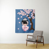 青い背景のピンクの着物の可愛いこけし人形 タペストリー (インサイチュ)