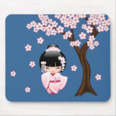 青い背景のピンクの着物の可愛いこけし人形 マウスパッド (正面)