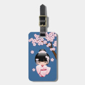 青い背景のピンクの着物の可愛いこけし人形 ラゲッジタグ (正面縦)