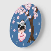 青い背景のピンクの着物の可愛いこけし人形 ラージ壁時計 (傾斜)