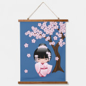 青い背景のピンクの着物の可愛いこけし人形 吊り下げ型タペストリー (正面)