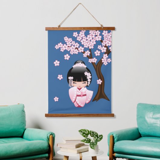 青い背景のピンクの着物の可愛いこけし人形 吊り下げ型タペストリー (リビング)