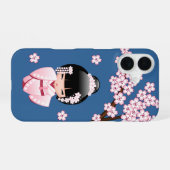 青い背景のピンクの着物の可愛いこけし人形 iPhone 16ケース (裏面横)