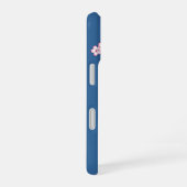 青い背景のピンクの着物の可愛いこけし人形 iPhone 16ケース (右側面)