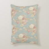 青い背景のピンク色の白い赤面バラ アクセントクッション (正面(垂直))