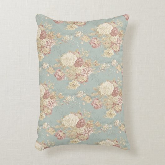 青い背景のピンク色の白い赤面バラ アクセントクッション (正面(垂直))