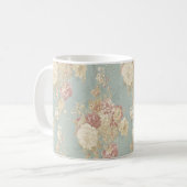 青い背景のピンク色の白い赤面バラ コーヒーマグカップ (正面左)