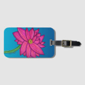 青い背景のフクシアピンクの花のトートバッグ ラゲッジタグ (正面横)