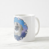 青い背景のペキニーズ リリー コーヒーマグカップ (正面右)