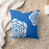 青い背景の上に白い牡丹 クッション (ブランケット)