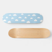 青い背景の上の白い漫画の雲のパターン スケートボード (横)