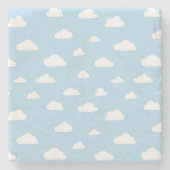 青い背景の上の白い漫画の雲のパターン ストーンコースター (正面)