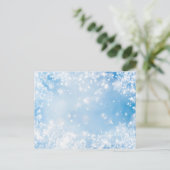 青い背景の冬の上に白い雪 ポストカード (スタンド正面)