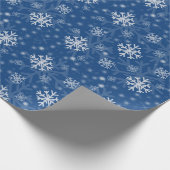 青い背景の冬の雪の結晶パターン ラッピングペーパー (角)