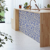 青い背景の切り離し上のミニホワイトシェル 薄葉紙