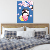 青い背景の可愛いこけし人形 - 日本の芸者 キャンバスプリント (インサイチュ (寝室))