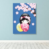 青い背景の可愛いこけし人形 - 日本の芸者 キャンバスプリント (インサイチュ (ウッドフロア))