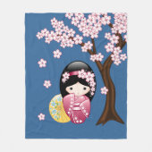 青い背景の可愛いこけし人形 - 日本の芸者 フリースブランケット (正面)