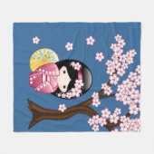 青い背景の可愛いこけし人形 - 日本の芸者 フリースブランケット (正面(横))