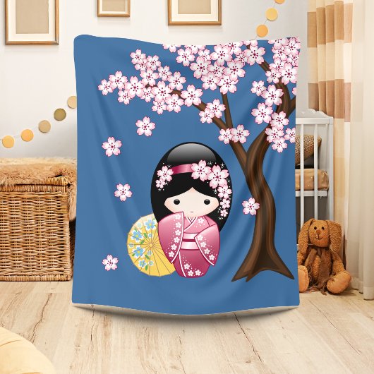 青い背景の可愛いこけし人形 - 日本の芸者 フリースブランケット