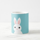 青い背景の可愛いバンニーMug コーヒーマグカップ (中央)